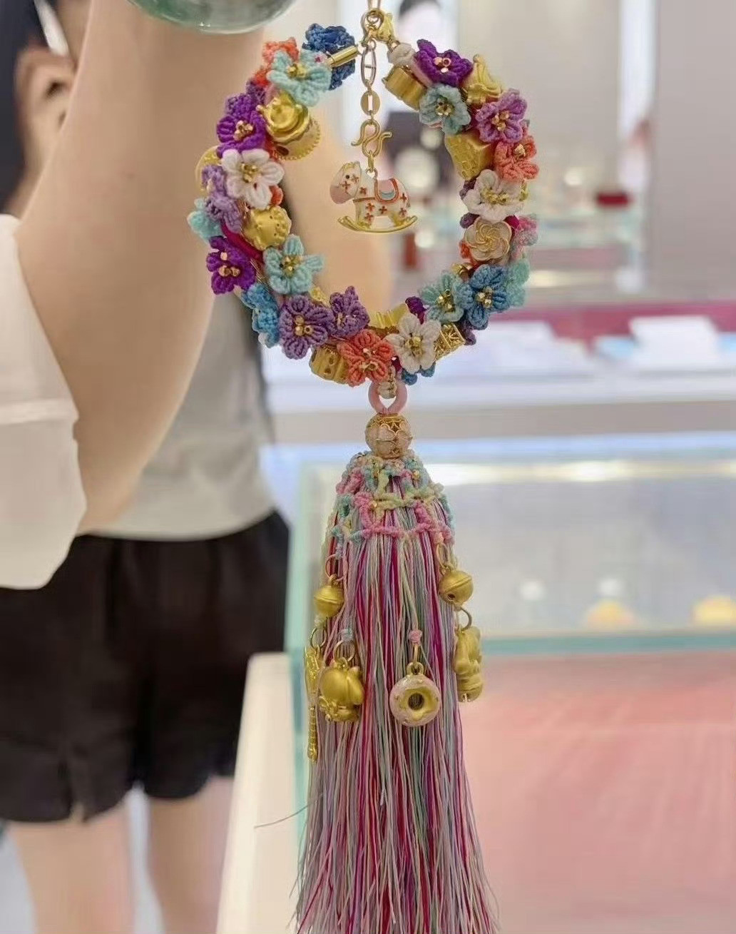 不得不说卖黄金的商家真有头脑啊，做成这样有哪个女孩子不想拥有呢