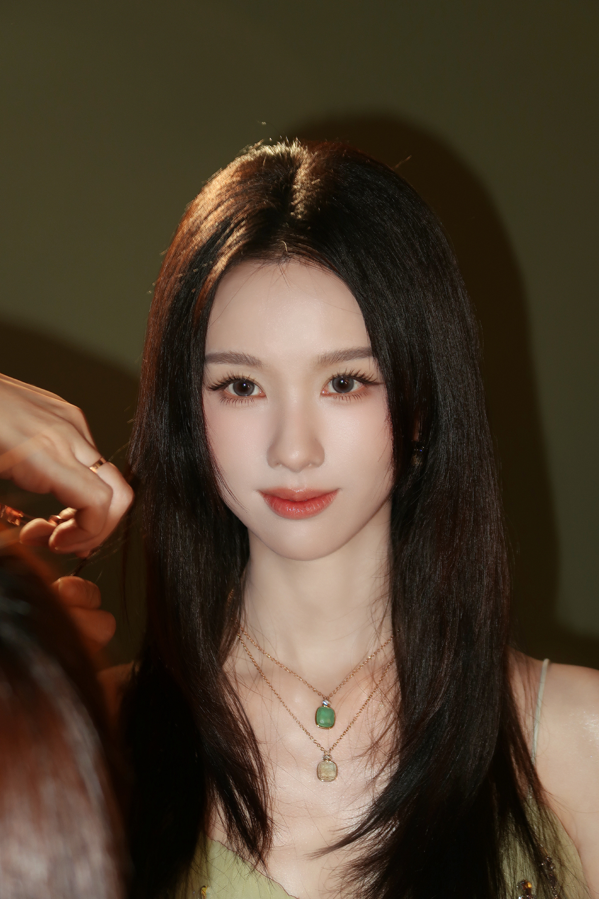1.陈都灵从不跟工作人员发火，有情绪就自己消化。2.陈都灵马上要进组都市情感《冬