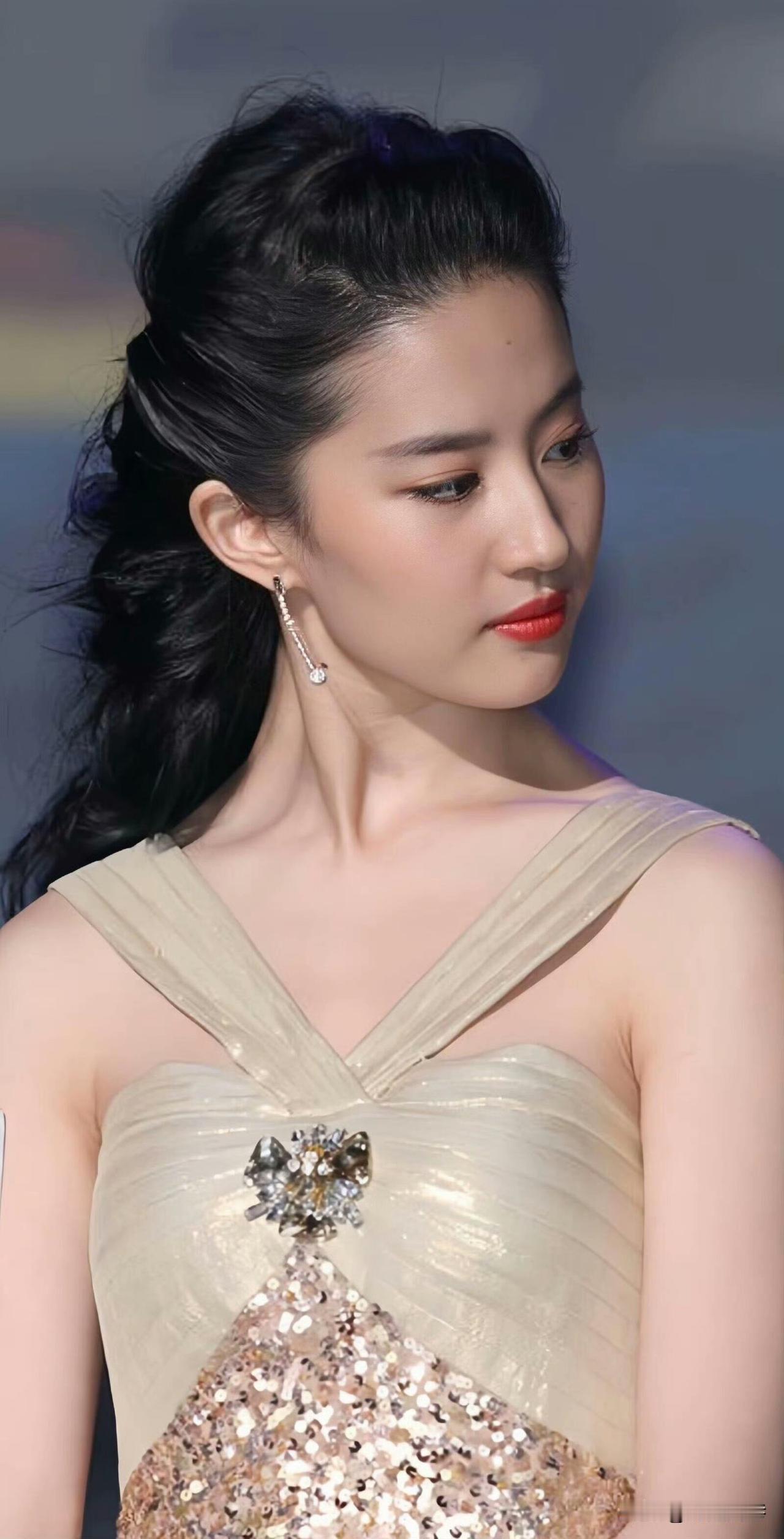只有完美的脸型和五官才敢大方的把额头全露出来，女神刘亦菲的颜值和脸型真是完美无瑕