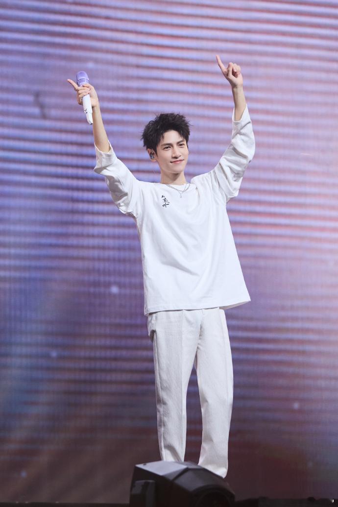 罗云熙确认参加江苏卫视跨年演唱会罗云熙官宣江苏卫视跨年演唱会罗云熙确认参加江苏