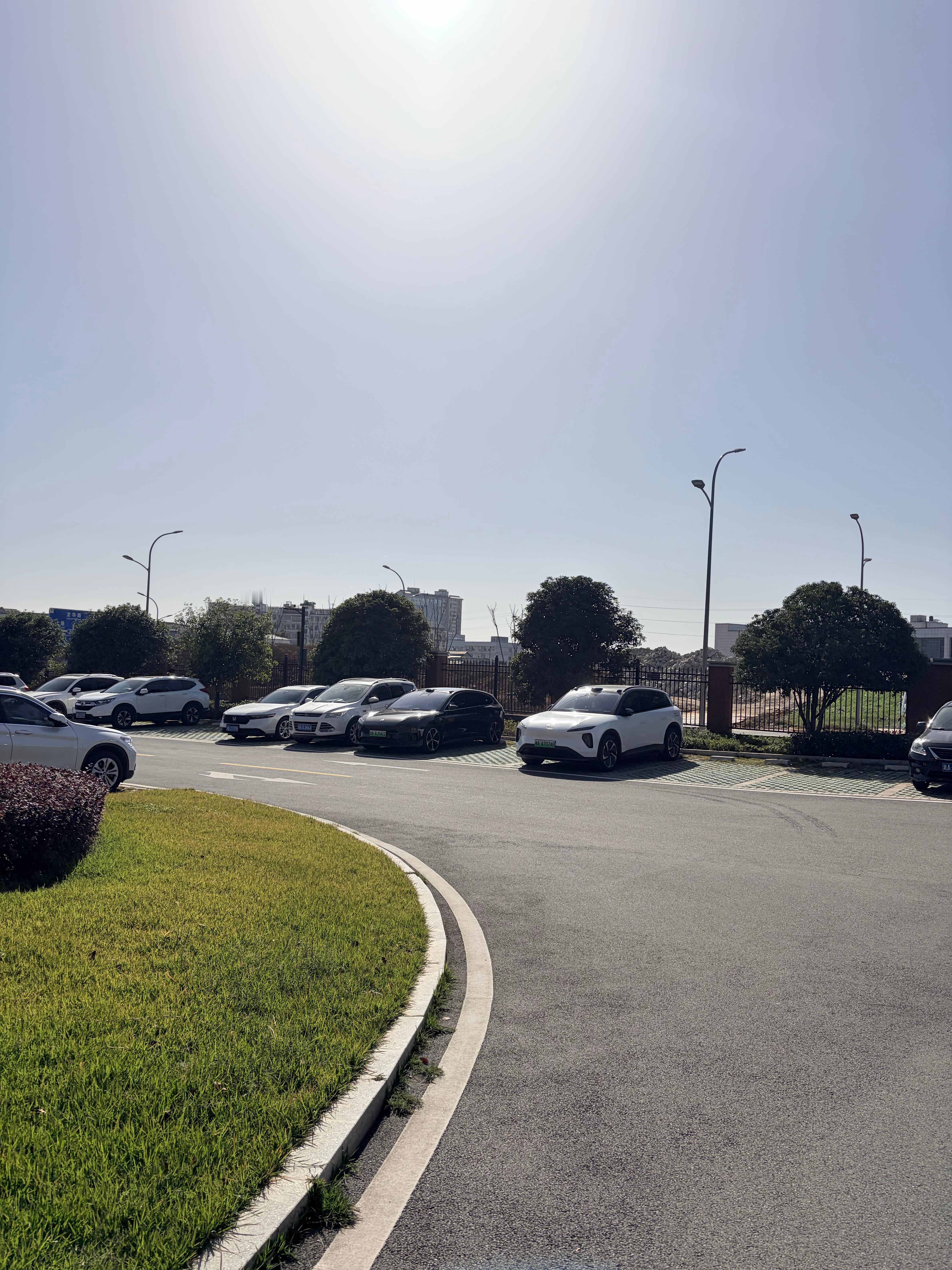 果然，蔚来就是喜欢挨着蔚来停