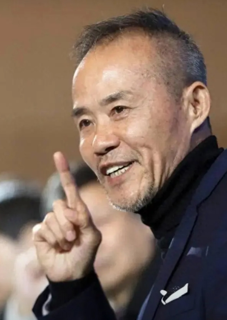 从去年起，万科把王石上千万的退休金停了，他也没别的进账，只能跑去带货。可3000