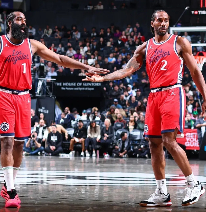 太炸裂！以登卡为绝对核心，没有赢不了的比赛……快船对阵活塞，开局阶段，登卡身