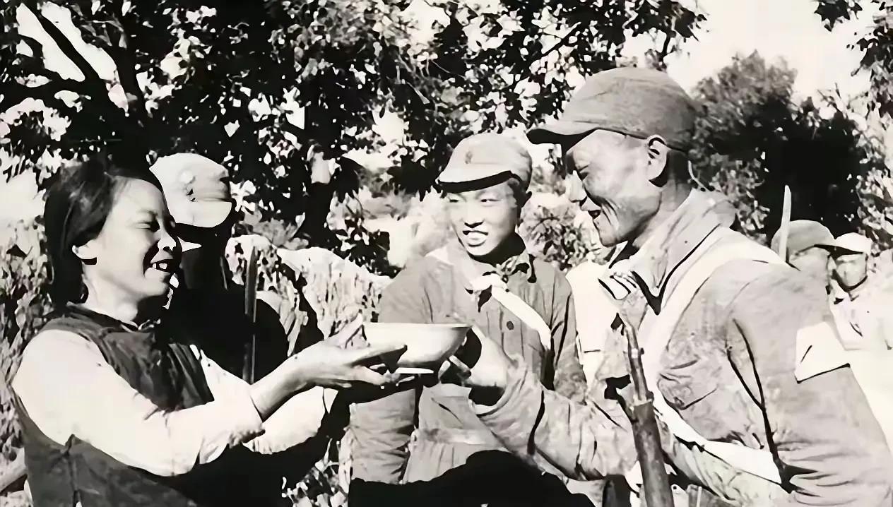 抗战时期，八路军路过周大娘家，周大娘给战士们倒水时，无意间发现一位战士嘴里镶着颗