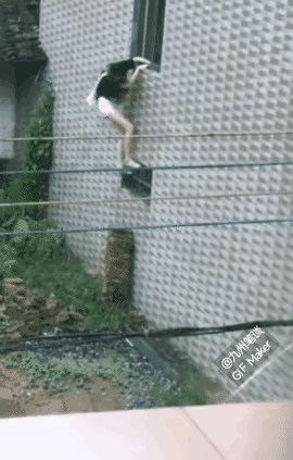 岔开腿重重的砸在砖头上，小姐姐你还好吗？还是臂力不足，撑不上去，直接干倒了几层