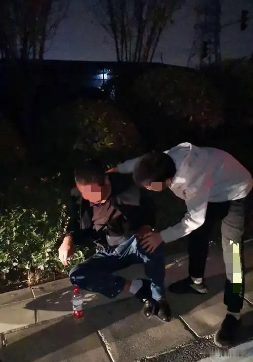 “不能让好人难做！”湖南湘西，男子参加婚宴，期间见一朋友酒后与他人发生争执，主动