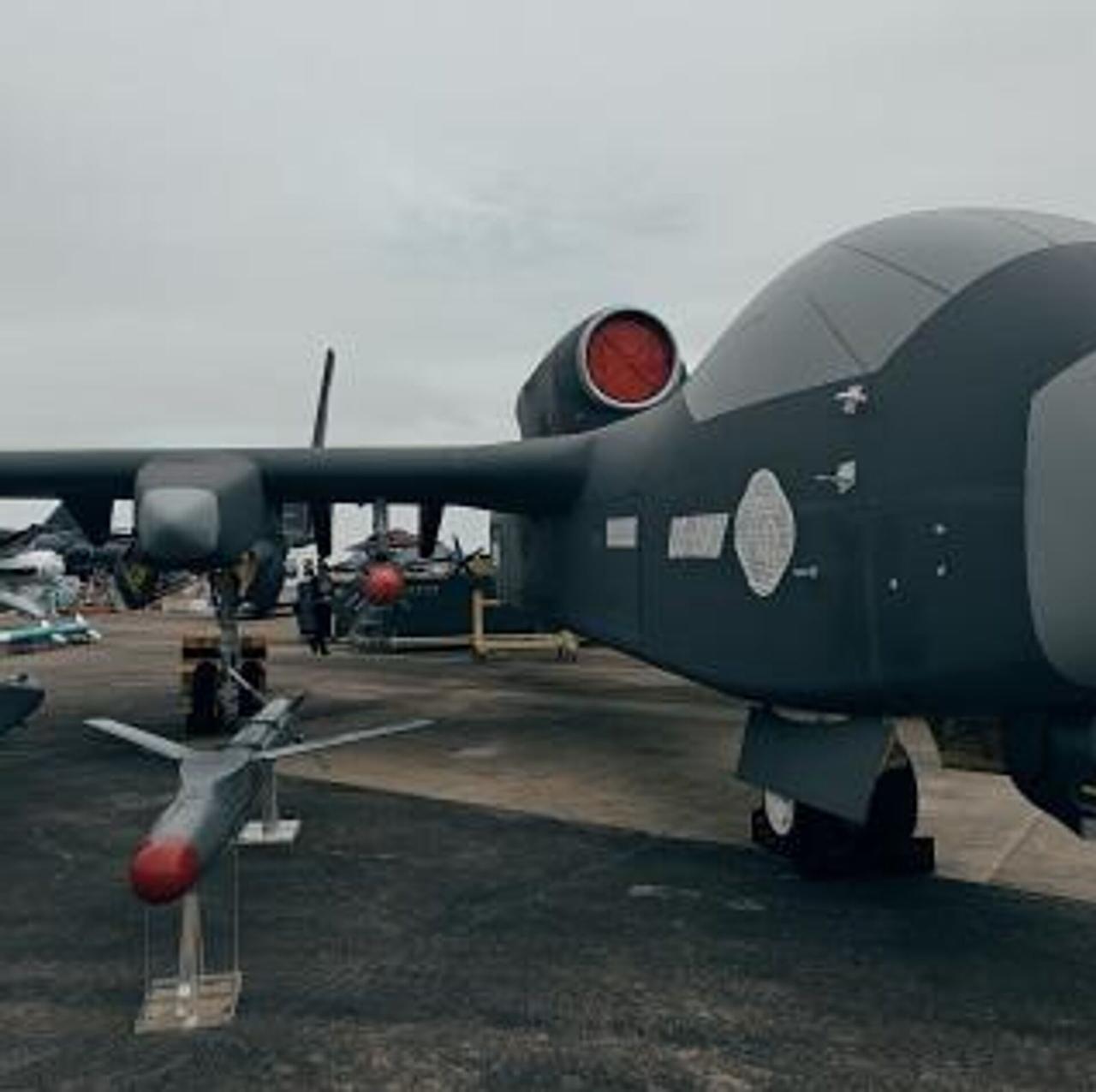 第二个优点是其载荷能力。认为该无人机“最大起飞重量惊人”“有效载荷高达6吨”。