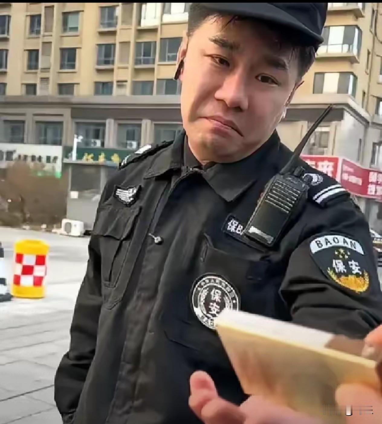 17名保安因为每月工资被砍掉400块，干脆集体辞职，月底就走人。事情很简单，项目