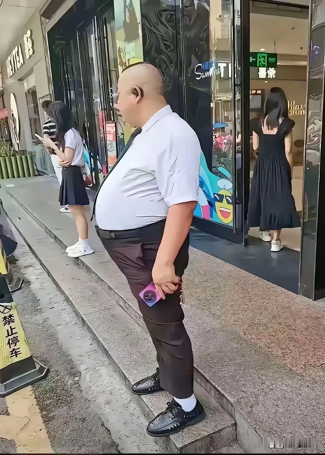除去财富与地位，男人的身材分三种，对比一下，你属于哪一种呢？中等身材，肩腹同宽