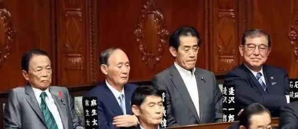 之前一直以为，日本首相就是日本最大的官了。日本的首相就是那个最能拍板、最能扛事儿