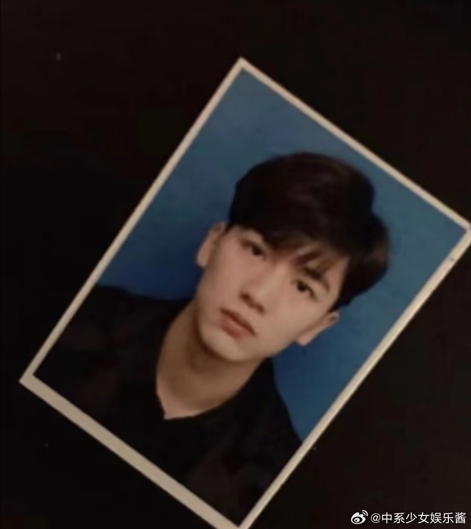 考古张凌赫早期素颜照，帅
