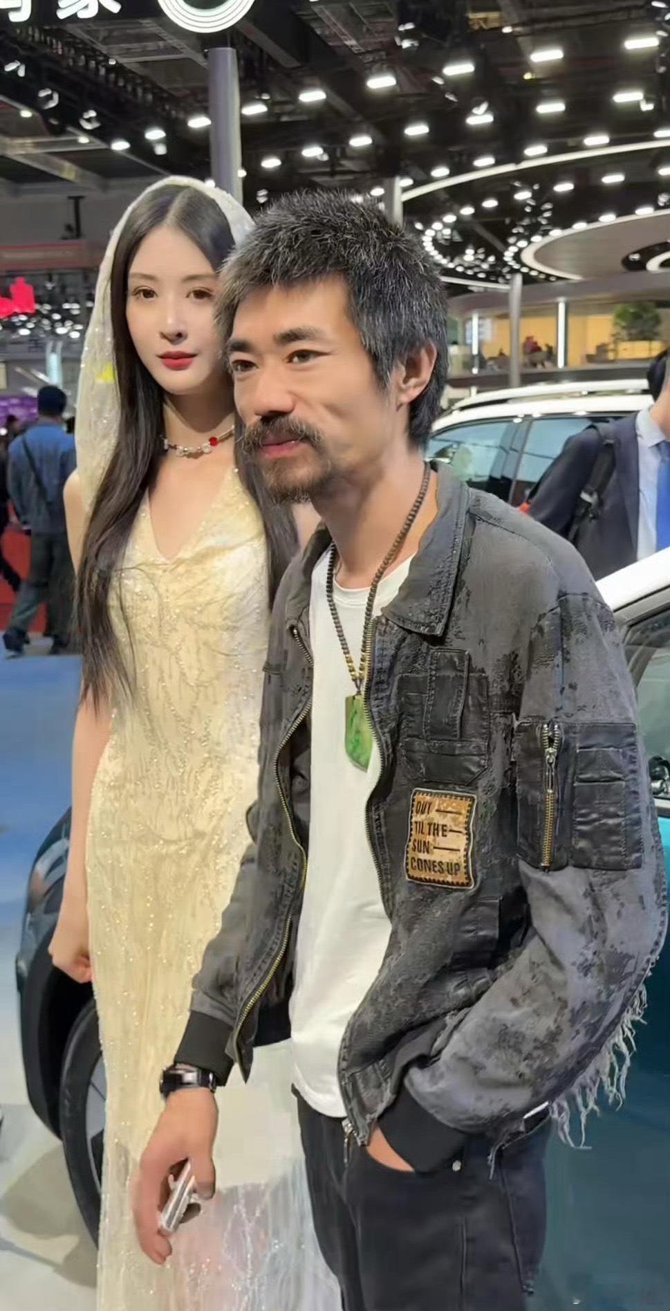 网友说：车展的这哥们，一身下来500多W…​​​