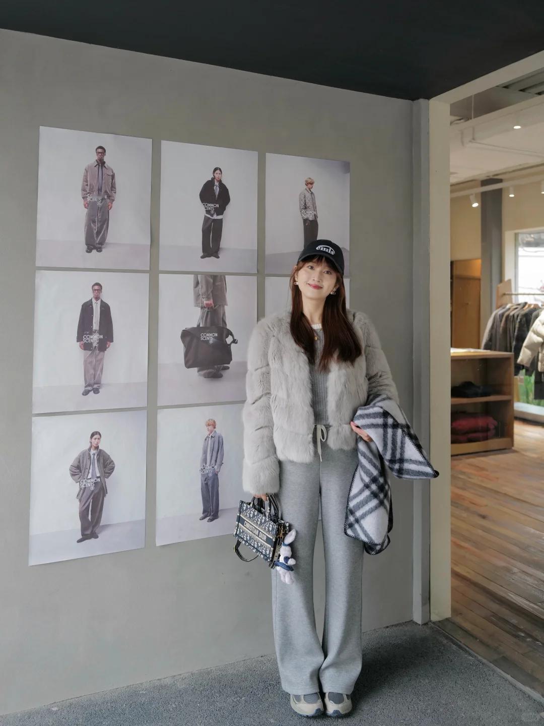 冬季灰色系穿搭，简约高级的温暖穿搭~灰色羊剪绒短外套内搭灰色毛衣打底，下半身搭