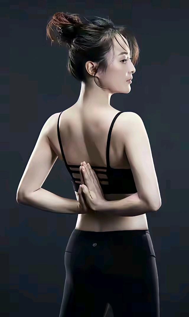 为什么明星的身材都能保持得这么好？全是常年坚持锻炼的成果，你看蒋勤勤的身形，刚过