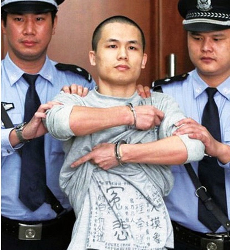 2013年，深圳民警李才坤一审被判处死刑缓期二年执行，在面对记者镜头时，他突然伸出被拷住的双手，猛得