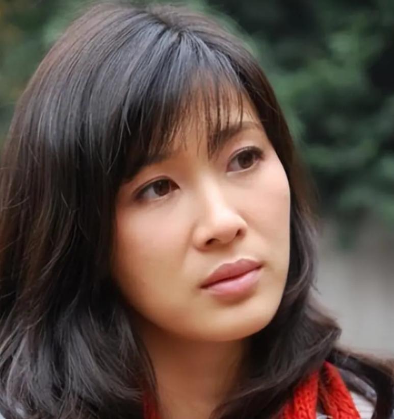 童蕾刚被拍到在横店拍夜戏，眼神疲惫却一条过，网友立马把旧账翻出来。她和周一围谈