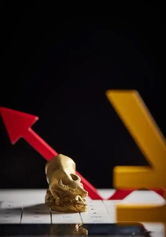 双休结束，又到了操心中国股市的时候，明天开盘到底是涨是跌啊，这就跟开盲盒似的。之