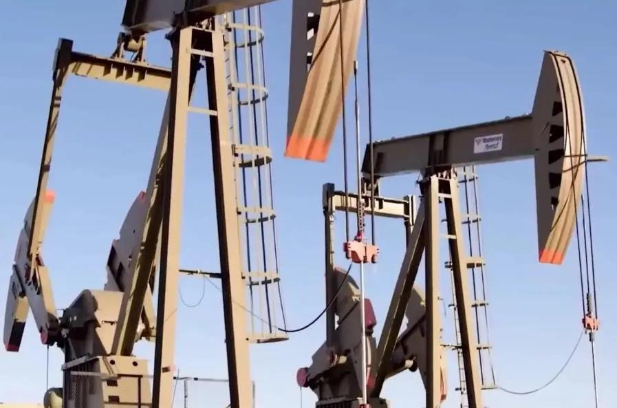 欧盟对俄罗斯石油设定了新的价格上限——每桶44.1美元，比此前设定的价格上限每桶