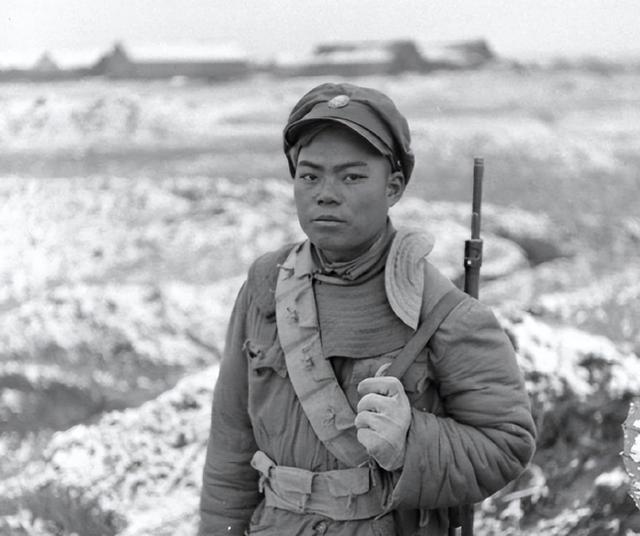 1948年3月，国民党整90师中将师长正在骂电话兵，甚至开了两枪恫吓。电话兵看性