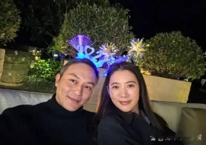 张智霖和袁咏仪两个“骗子”日常照老气横秋但参加活动就肉眼可见年轻了二十岁