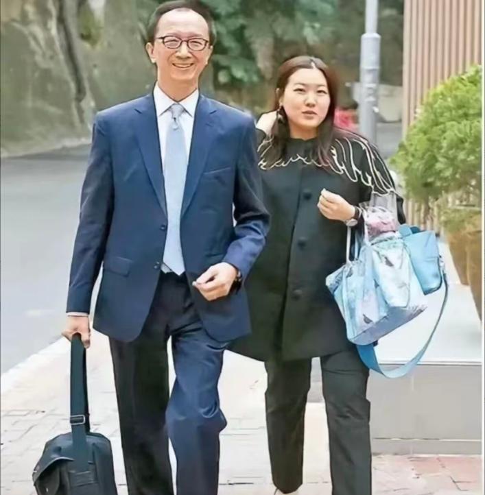 以前有多不被看好，现在就有多让人羡慕。伏明霞一家就是个活生生的例子。伏明霞大