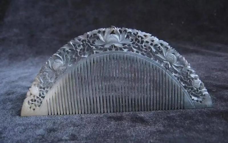 这有意思嘿！2008年，浙江衢州南宋墓出土的一把“咒语银梳”简直让所有秃头女