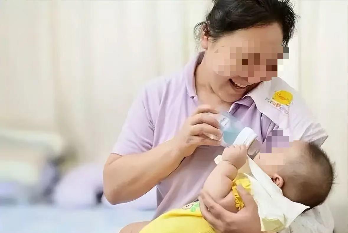 重庆，小夫妻雇了一个保姆平时带孩子，可就在二人外出上班时，却接到保姆的电话说其在