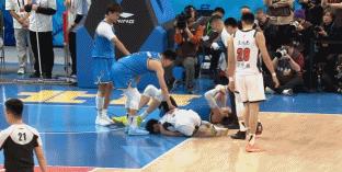 徐杰意外受伤后，倒在地上，赵睿立刻过来问一下，而周琦是当事人，还在广东待过，居然