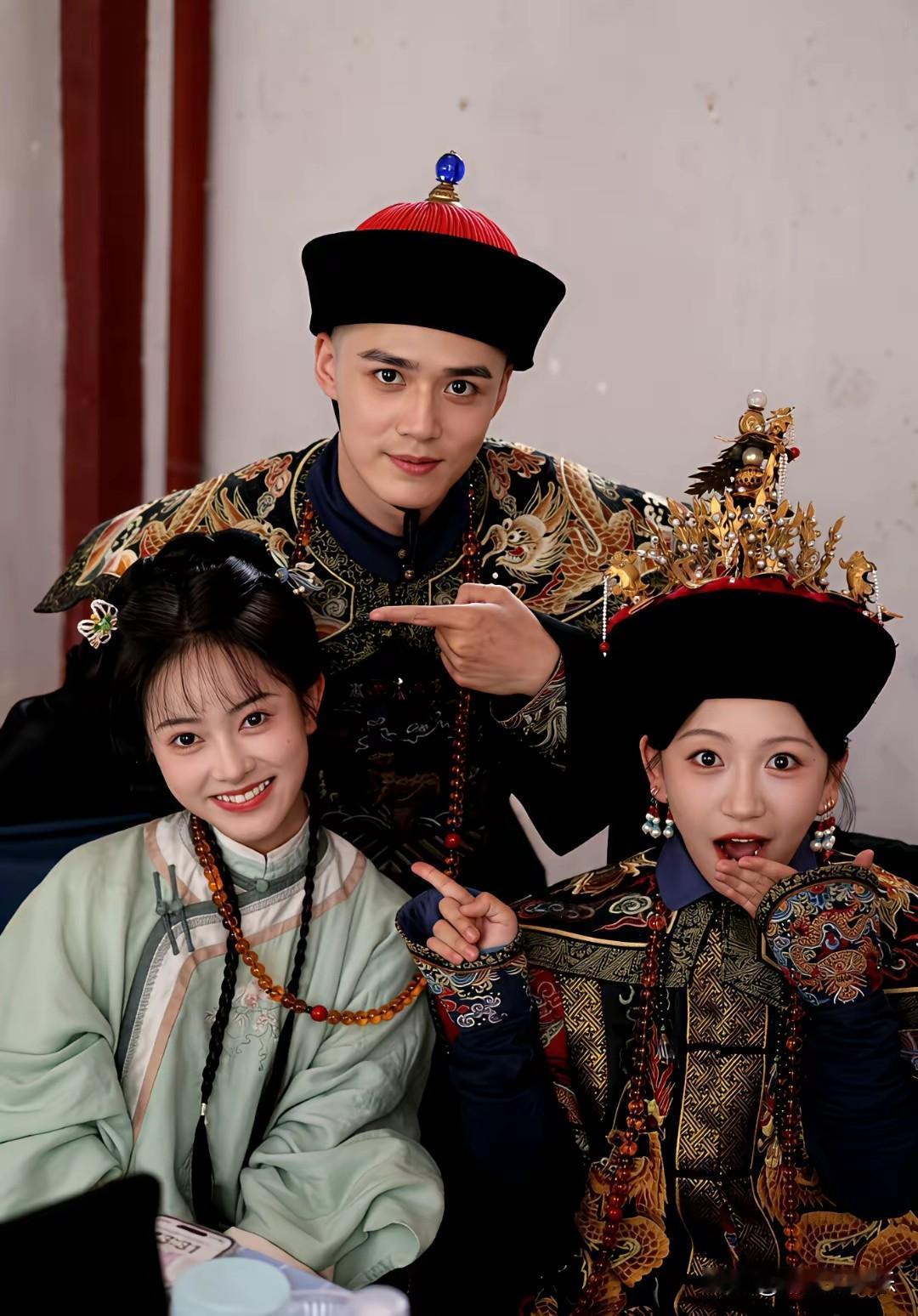 有没有人和我有同感？新版《还珠》里的小燕子相貌平平，比紫薇逊色多了，让人不得不