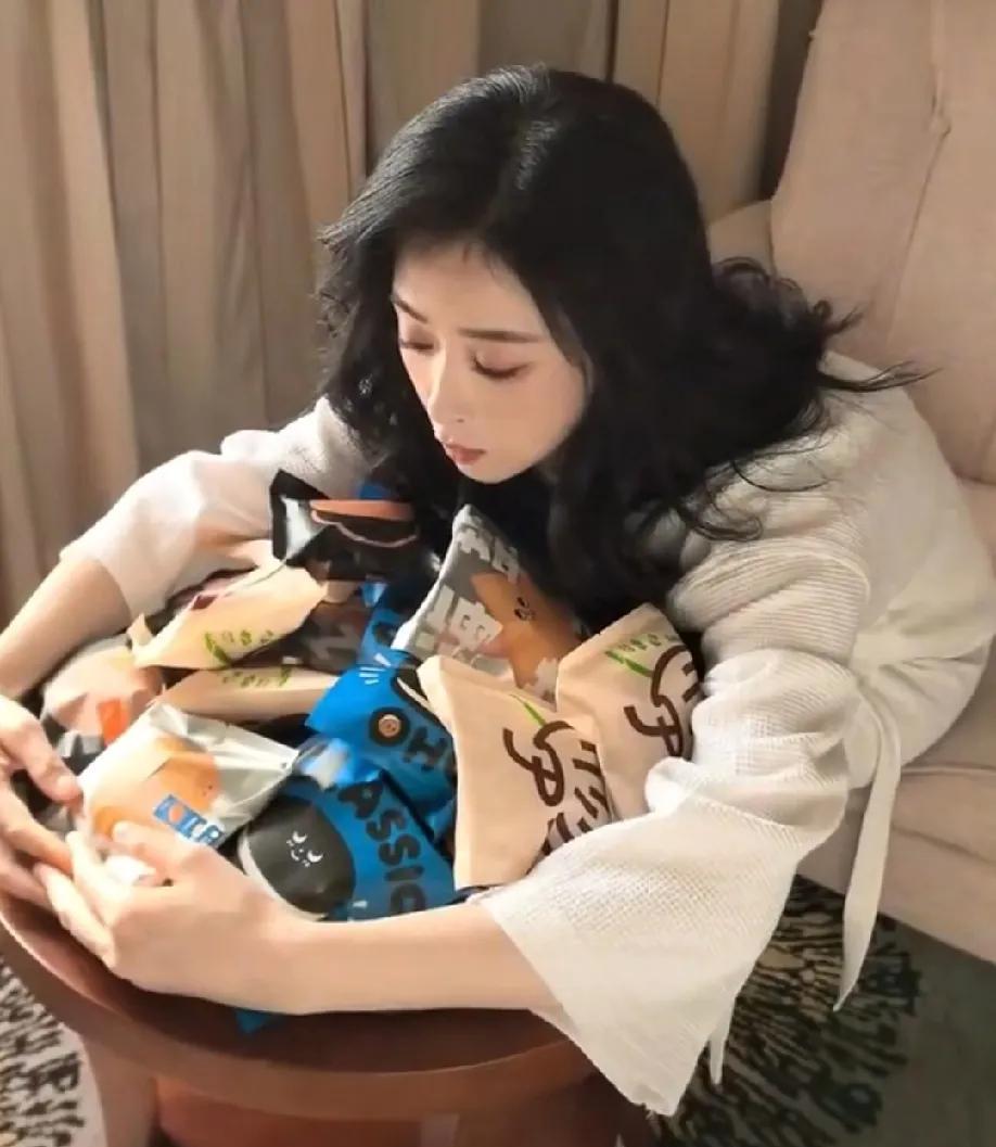 为了口吃的，蒋欣天天和助理斗智斗勇，蒋欣买了一堆好吃的小蛋糕，买回来以后还要防着