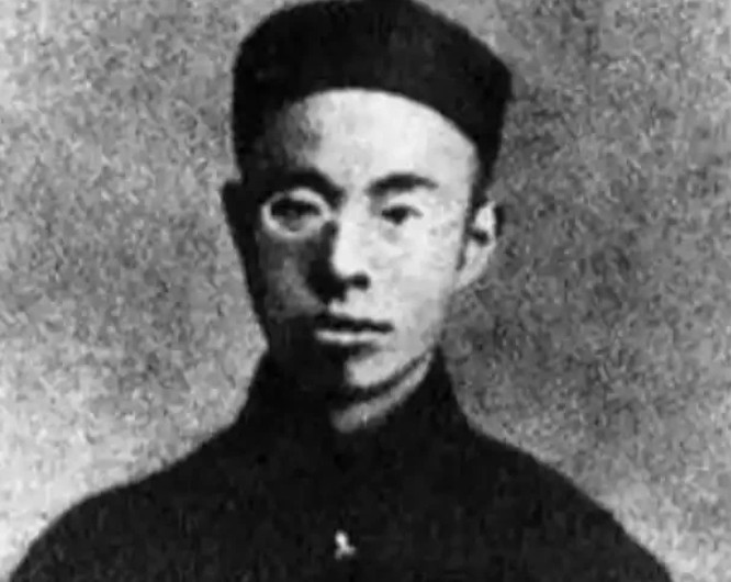 1907年7月6日，徐锡麟毫掏出手枪，对“恩师”恩铭一通乱射，恩铭身中7枪倒地。
