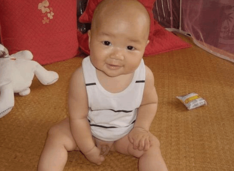 老一辈爱这么逗孩子, 宝妈应立即阻止, 不仅恶心还容易影响孩子