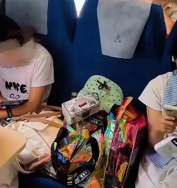 太有争议了！火车上花三份钱买下三个座位，拿来堆放物品不肯让座，这件事吵翻了整个网