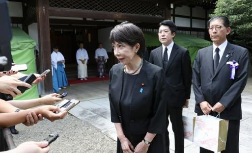 高市天塌了吗？美军要撤离冲绳？12月27日，共同社媒体报道说，美军要修改原来制