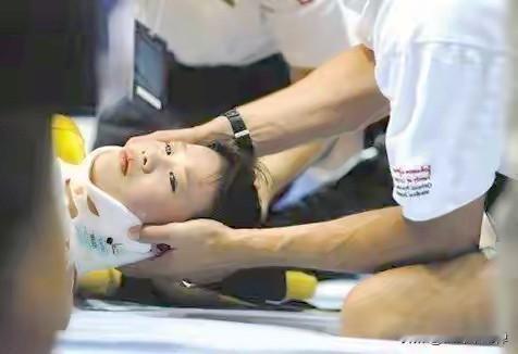 1998年，高位截瘫的桑兰刚拿到千万美元赔偿后，下一秒经纪人黄健就宣布要娶她为妻