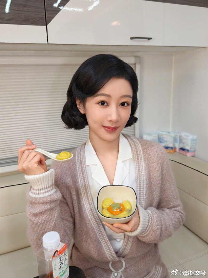 杨紫元宵节六宫格营业杨紫元宵节发董竹君白菊营业杨紫元宵节营业太用心了！六宫格里