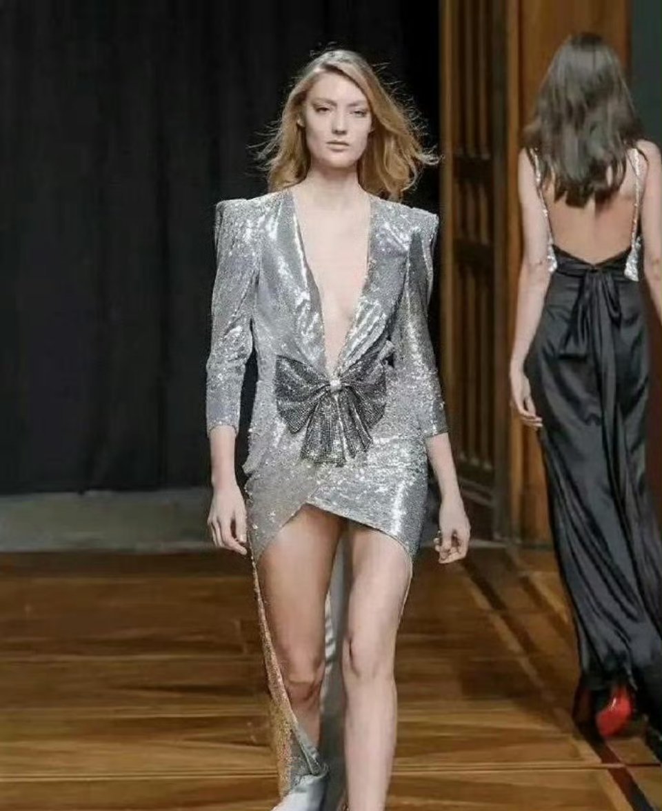 李沁真聪明,巧妙地在衣服胸口做了小处理,既大方又得体。