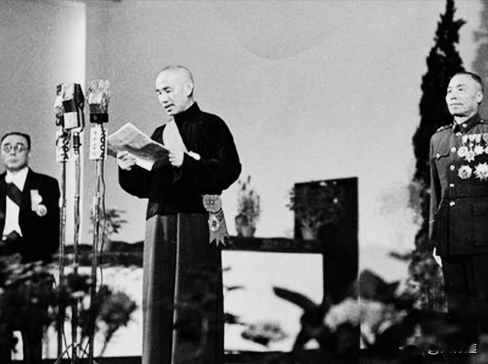 1948年5月20日，李宗仁当选“代总统”，参加就职仪式前询问蒋介石，他们应该穿