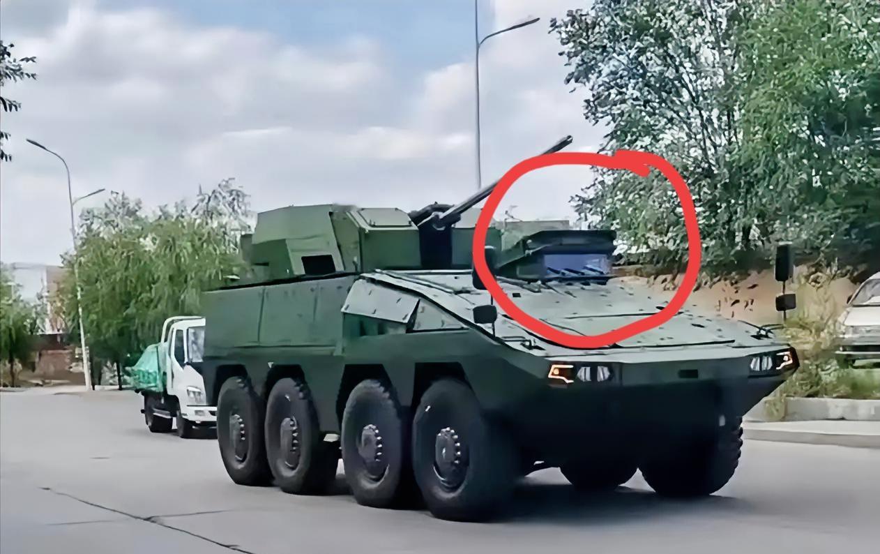 不知道大家注意到没有，左面这张照片清晰地显示，中国新一代大八轮的驾驶舱门设计还是