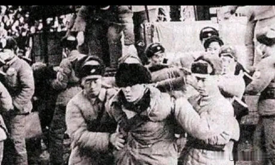 1949年，重庆解放后，特务头子李修凯在大街上遇到了一个地下党员，地下党员大喊：