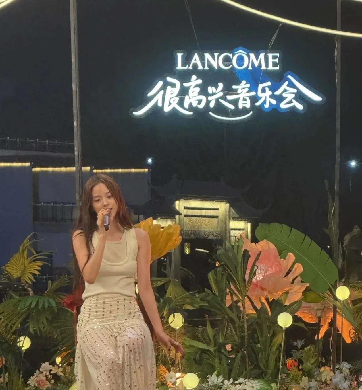 25岁的欧阳娜娜现身婺源时光音乐会，她生图也太好看了，身材又好脸也很小，举手投足