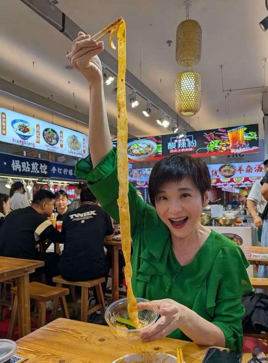 中国台湾知名主持人岑永康的老婆称西安这种面条“吃一条就饱了”。岑永康和他老婆