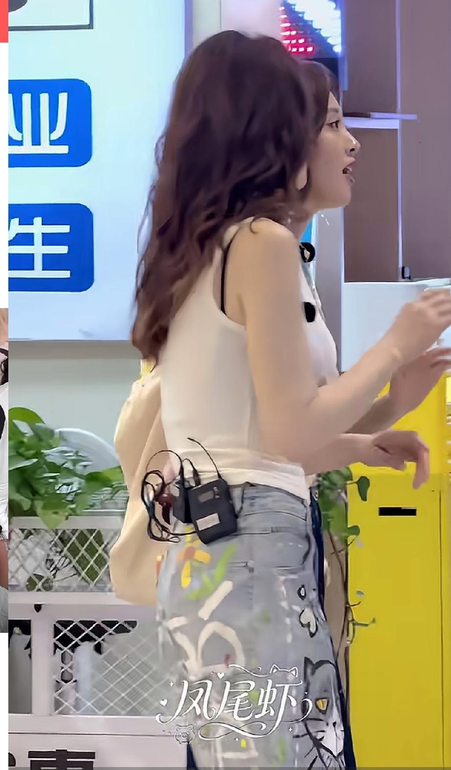 你敢相信吗？这是50岁的李小冉，精致的五官，白皙的皮肤，一件简单的白色T恤再加上