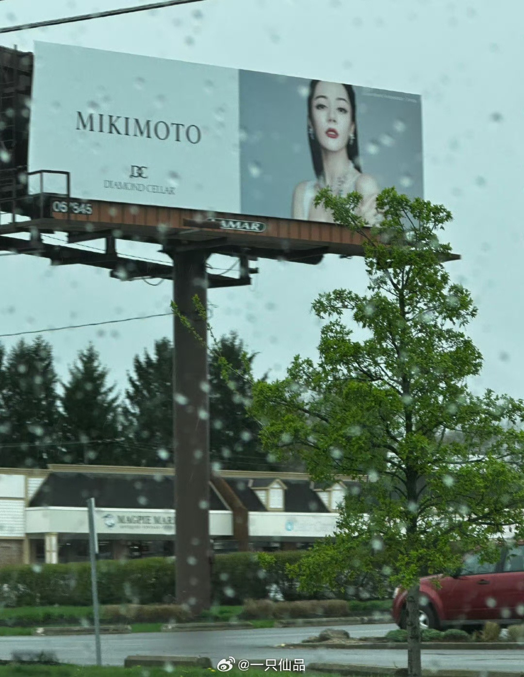 迪丽热巴mikimoto御木本美国超大地广全球代言人的排面就是这么牛，随处可见的