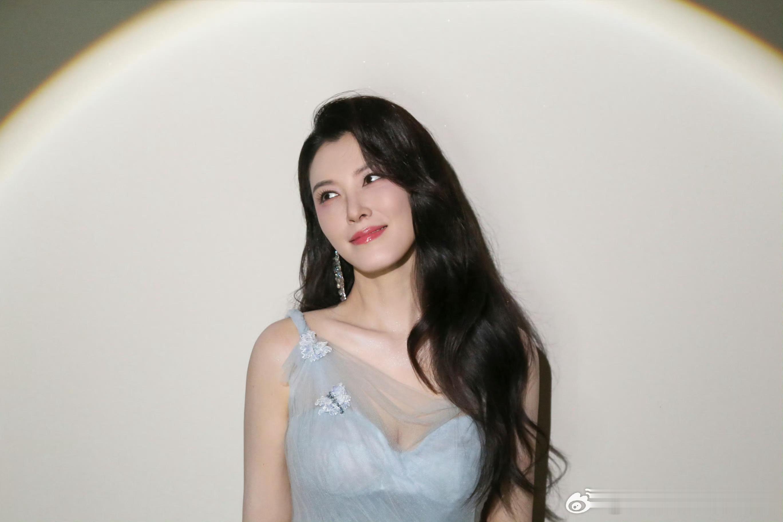 大家都在传徐洁儿美的不行真的没夸大！徐洁儿的美很有辨识度，灵动又大气，难怪大家