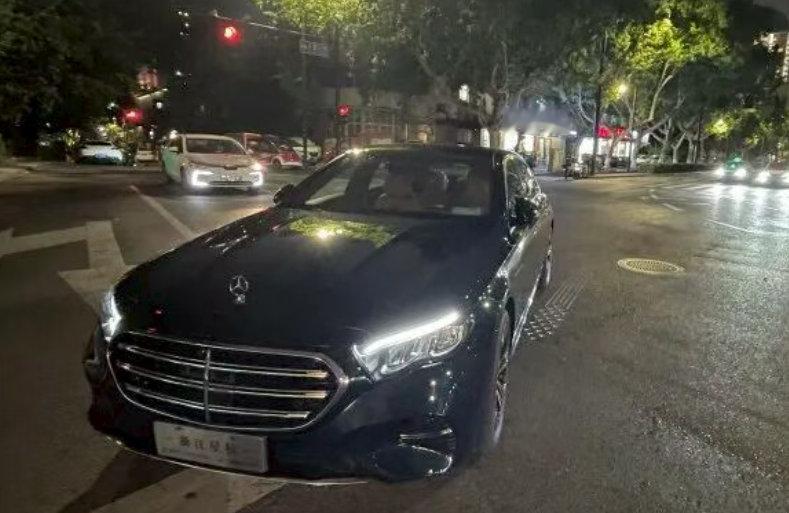 【奔驰E300L提车4小时方向盘锁死】奔驰新车转向故障拒退换车今年5月，任女士在
