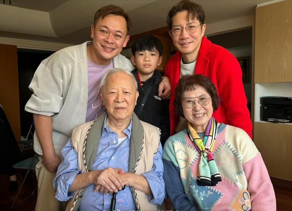 一生无儿无女钟景辉老先生，晚年被徒弟妻子宠成了家人。很多人可能都觉得钟景辉桃李