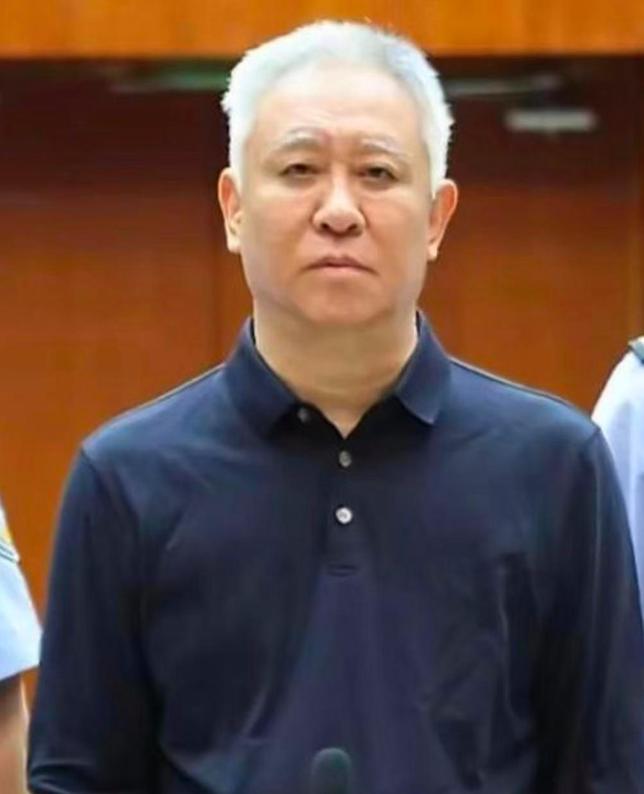 许家印被判刑，坑惨了三个女人，首先一个是许家印的糟糠之妻丁玉梅，后来技术性离婚，