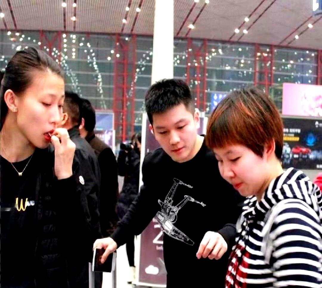 朱雨玲说，樊振东以前老是跟着她玩，因为她随身带着好多零食。他那帮最好的朋友，朱霖