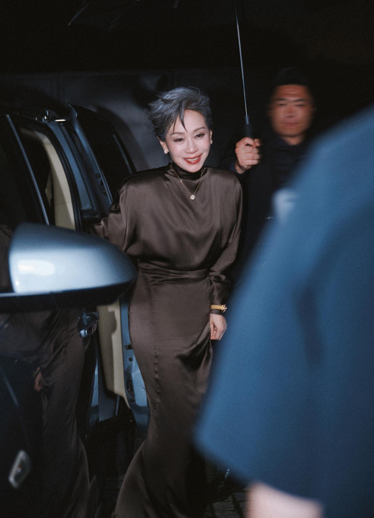 叶童最新活动造型身穿咖啡色长裙出镜的她根本不像63岁的样子没错，没错，是5